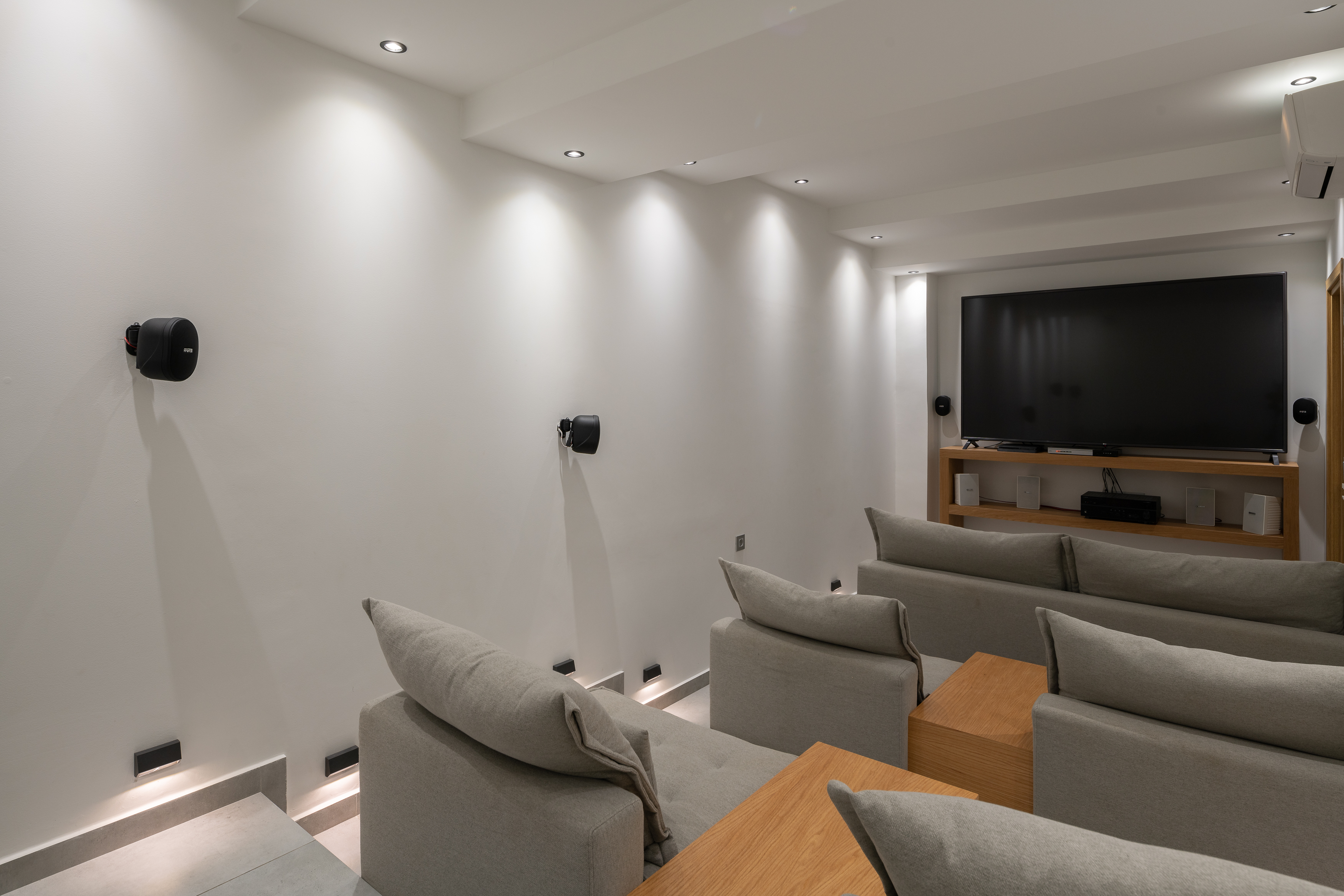 Cinema room for an added touch of relaxation.