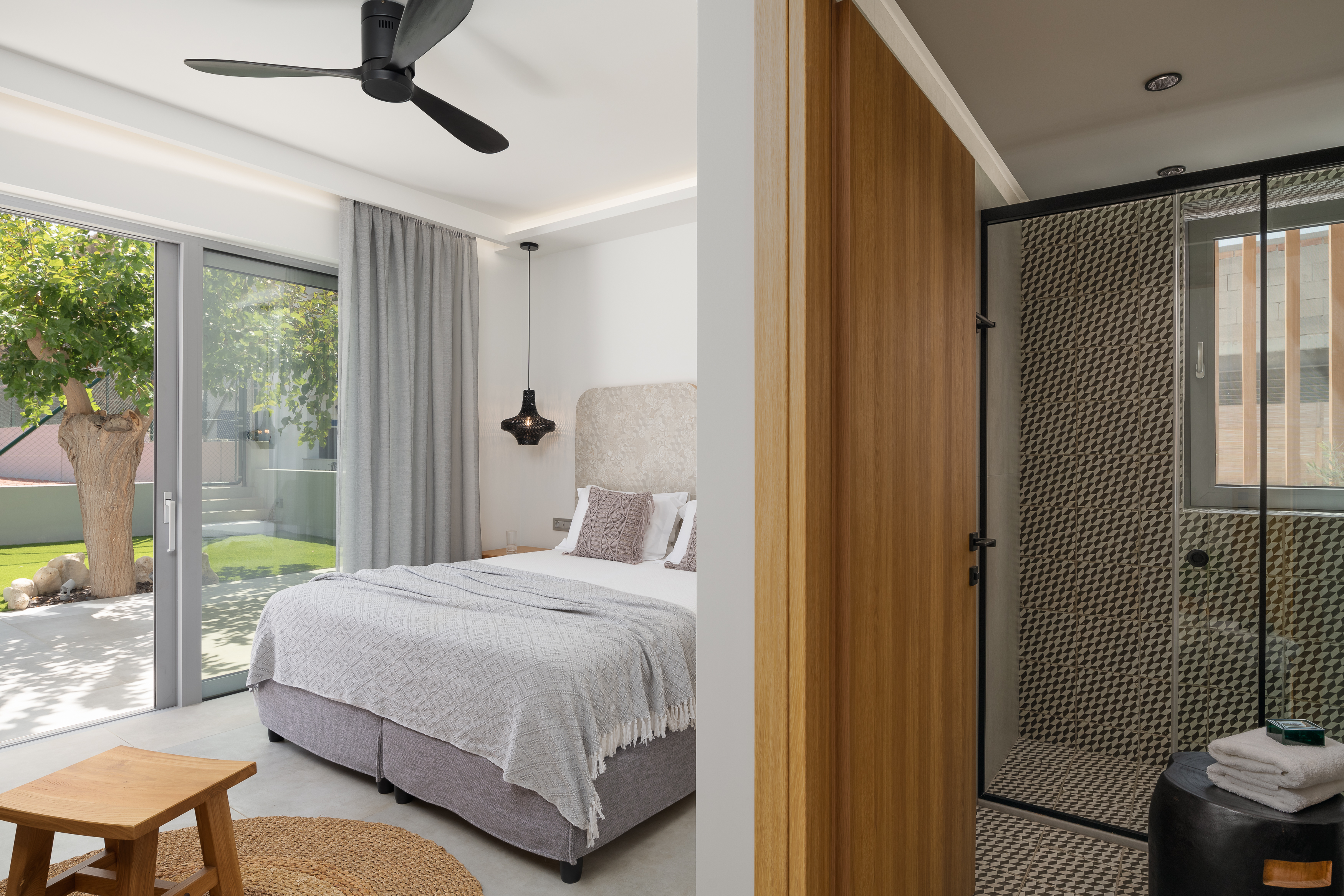 Ground floor bedroom with direct access to the terrace.