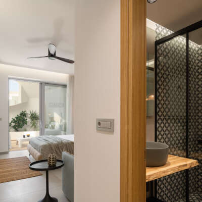 Each of the bedrooms boast an en suite bathroom; a walk-in overhead rainfall shower with cabin.