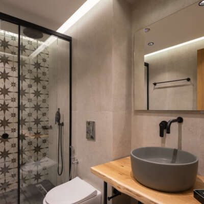 Each of the bedrooms boast an en suite bathroom; a walk-in overhead rainfall shower with cabin.